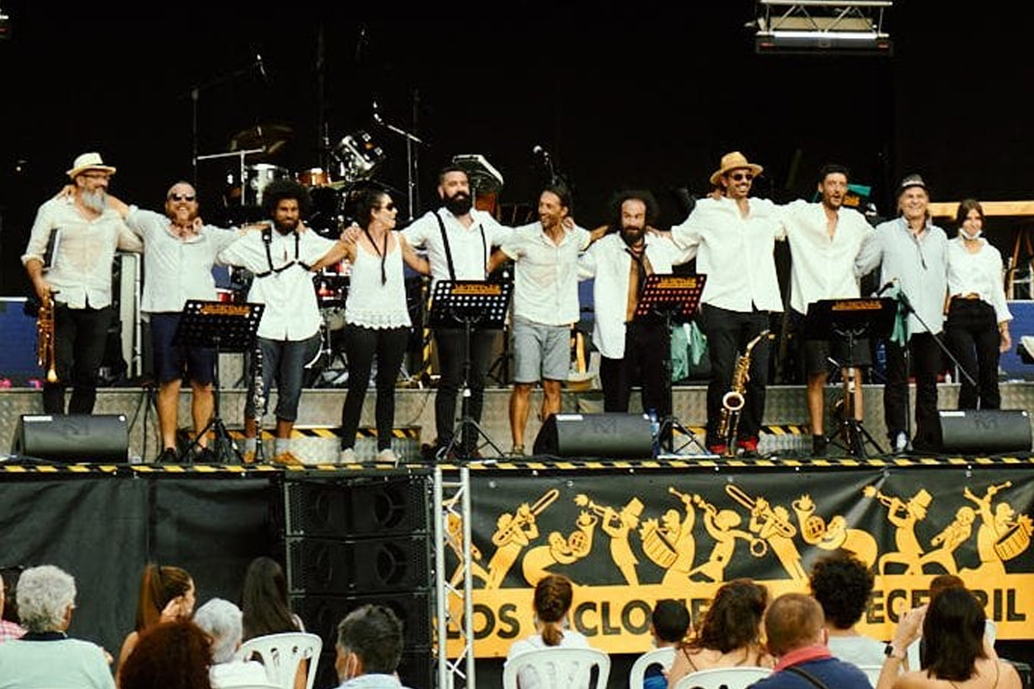 Los Ciclones del Becerril, c'est une histoire d'amitié qui s'est construite au fur et à mesure des années. A la suite d'une rencontre fort enjouée avec La Collectore, la bande de joyeux espagnols est venue au premier Pressoir, en 2010. De là est née l'idée de monter un groupe, qui se produit depuis plusieurs années maintenant, et même un festival, tous les étés !!