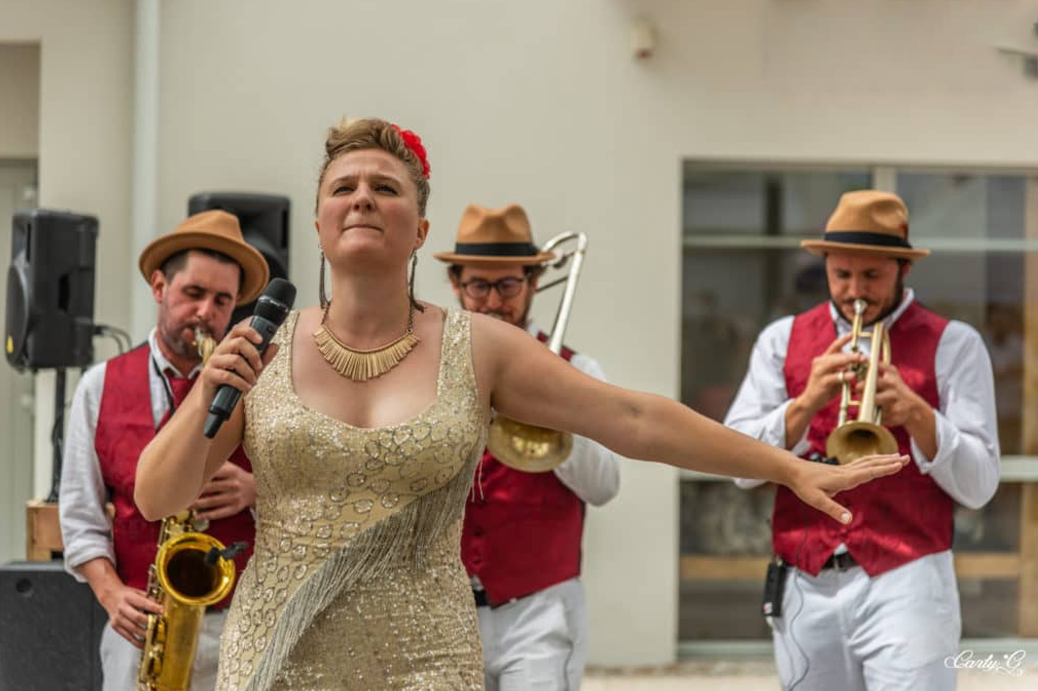 [Blues’n soul marchin’ band] Du Blues, du Blues, du Blues. Entre une fanfare de rue et un groupe de Blues de scène, LE BRASS interprète les plus grands succès de cette musique des racines. Chess Record et Stax côtoient la Motown au son des cuivres ou de la guitare de ce spectacle en mouvement. La voix puissante de Charlie Dales embrasse l’énergie des musiciens qui l’accompagnent pour une parade tout droit venue des Jug Band de Memphis et des faubourgs de Chicago.