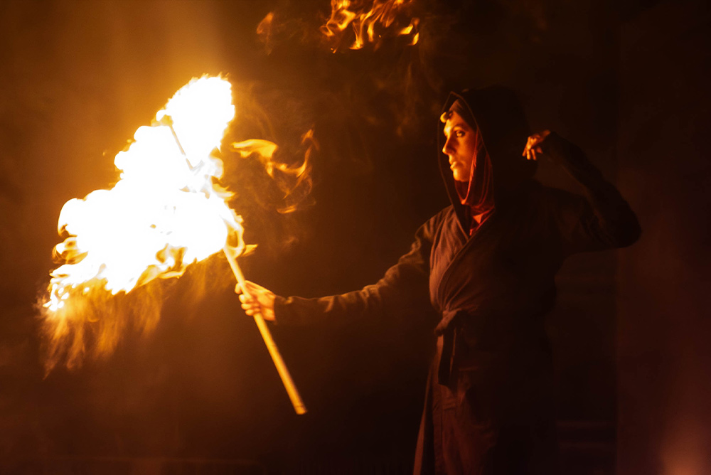 [Rituel collectif contemporain] Plongez dans un voyage visuel et sonore où le feu, la musique et la lumière se mêlent pour célébrer l’Arbre de Vie, symbole de lien et de transformation. Avec Alahya, la Cie Cirkulez propose un spectacle poétique et spectaculaire, entre magie pyrotechnique et émotion partagée, qui émerveille petits et grands.