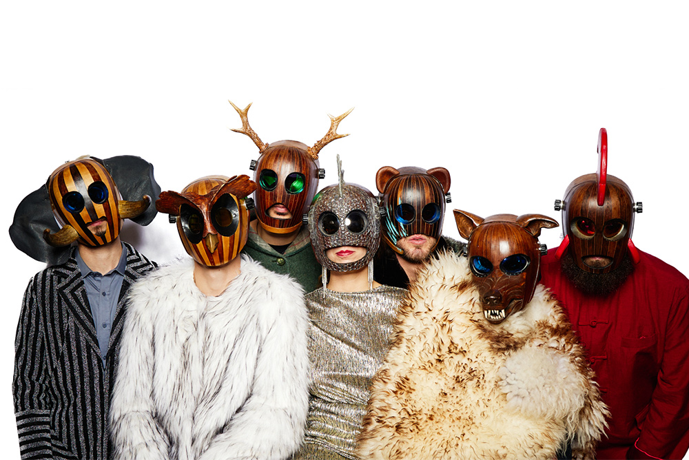 [ElectroBrass Luxuriante] Il arrive à FÜLÜ de prendre des apparences animales pour raconter, à travers musique, voix et corps, les récits de l’esprit sauvage. Mêlant cuivres et sonorités électroniques, le groupe tisse un univers luxuriant entre jazz actuel, rythmiques techno et transe des carnavals. Une voix, parfois italienne, parfois française, chuchote les rêves de la nuit, crie nos luttes, invite à la danse.