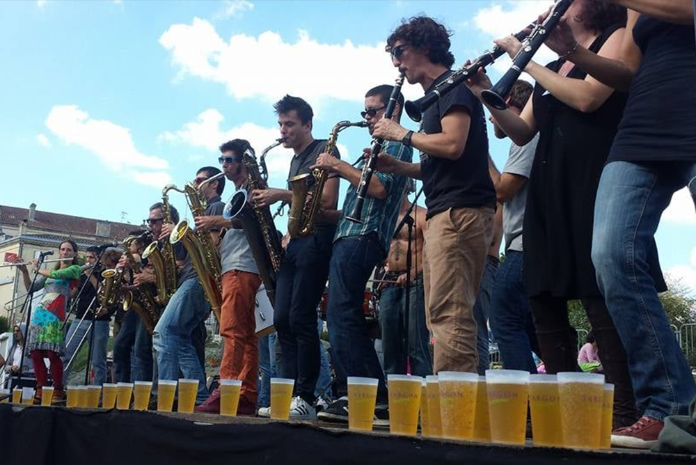 [Fanfare rock] Vingt ans déjà que La Collectore marche sans filet sur le fil de la vie collective et musicale, les pieds sur les nuages et la tête dans l’utopie. Collectif à géométrie variable évoluant au gré des rencontres, équilibre fragile et solide à la fois, fait d’amitiés, d’anarchie et de revendications, de luttes, d’espoir et de dérisoire. Fanfare explosive, La Collectore démonte et détourne tous les codes de l’harmonie municipale, y introduisant sa touche punk hip-hop tout en gardant le côté cuivré, festif et populaire des bandas… le mélange est radical…