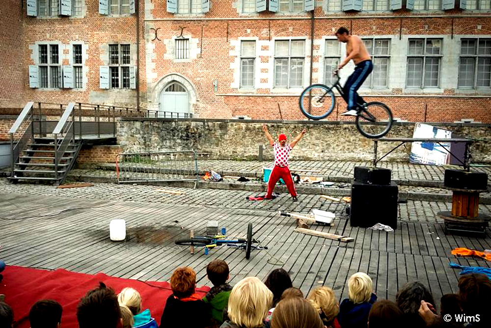 [acrobatico-humoristique] Un duo mêlant humour, acrobaties et vélo dans un spectacle aussi absurde que spectaculaire. Cascades improbables, décapsulations, lancers de parpaings, figures plus ou moins réussies et une touche musicale décalée : tout est prétexte à jouer avec le déséquilibre, la chute et le rire. Entre dérision et prouesse, ce show entre performance circassienne et comédie burlesque embarque le public dans une fête de la roue.