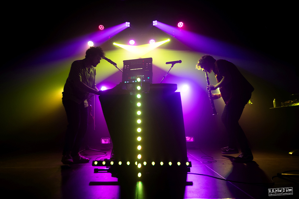 [Electro Instrumentale Intemporelle] Opus Temple, c’est une techno frénétique jouée live sur synthétiseurs analogiques et instruments classiques (violon, clarinette, sax, flûtes…). Un duo explosif qui propulse les corps dans une transe collective au rythme de pulsations hypnotiques et mélodies virtuoses.