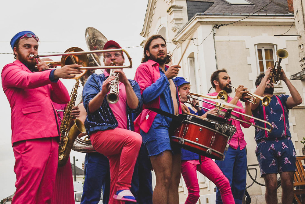 [Fanfare Spectaculaire] Depuis 2017, Pierres et Fils parcourt les rues avec conviction, joie et décomplexion. Leur répertoire original propose une lecture de l’instant, qu’il soit sur une place, à un marché, sous chapiteau ou en terrasse. Avec « Nous ne nous désolidariserons pas ! », la fanfare joue de l’instantanéité et cherche à graver de jolis souvenirs dans les yeux et oreilles des petit·e·s et grand·e·s.