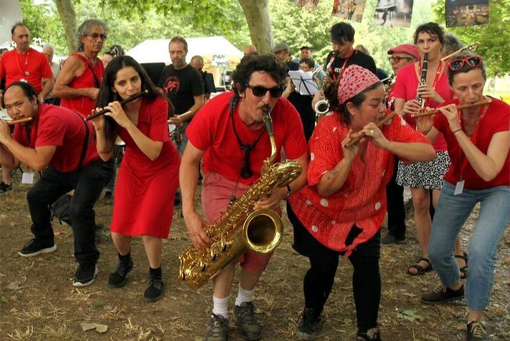 [Ripataoulère Swing] Les Sous-Fifres de Saint-Pierre : quarante ans de souffle et toujours la même énergie festive ! Première Ripataoulère swing du Sud-Ouest, ils mêlent fifres, tambours, cuivres et bois pour transformer la tradition en fanfare joyeuse et dansante. Entre musiques revisitées et créations originales, leur swing rural et débridé respire la fête et la convivialité.