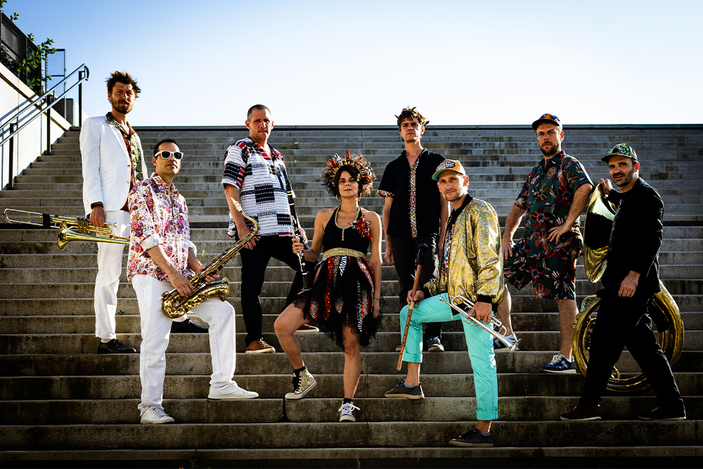 [Cool Neotropic Music] Super Panela, octet franco-espagnol, est une explosion de sons et de couleurs. Leur musique fusionne rythmes afro-colombiens, salsa, jazz et influences modernes pour une thérapie tropicale. Chaque membre apporte sa touche unique, offrant un kaléidoscope festif et éclectique. En concert, leur énergie contagieuse transforme chaque scène en une célébration vibrante et inoubliable.