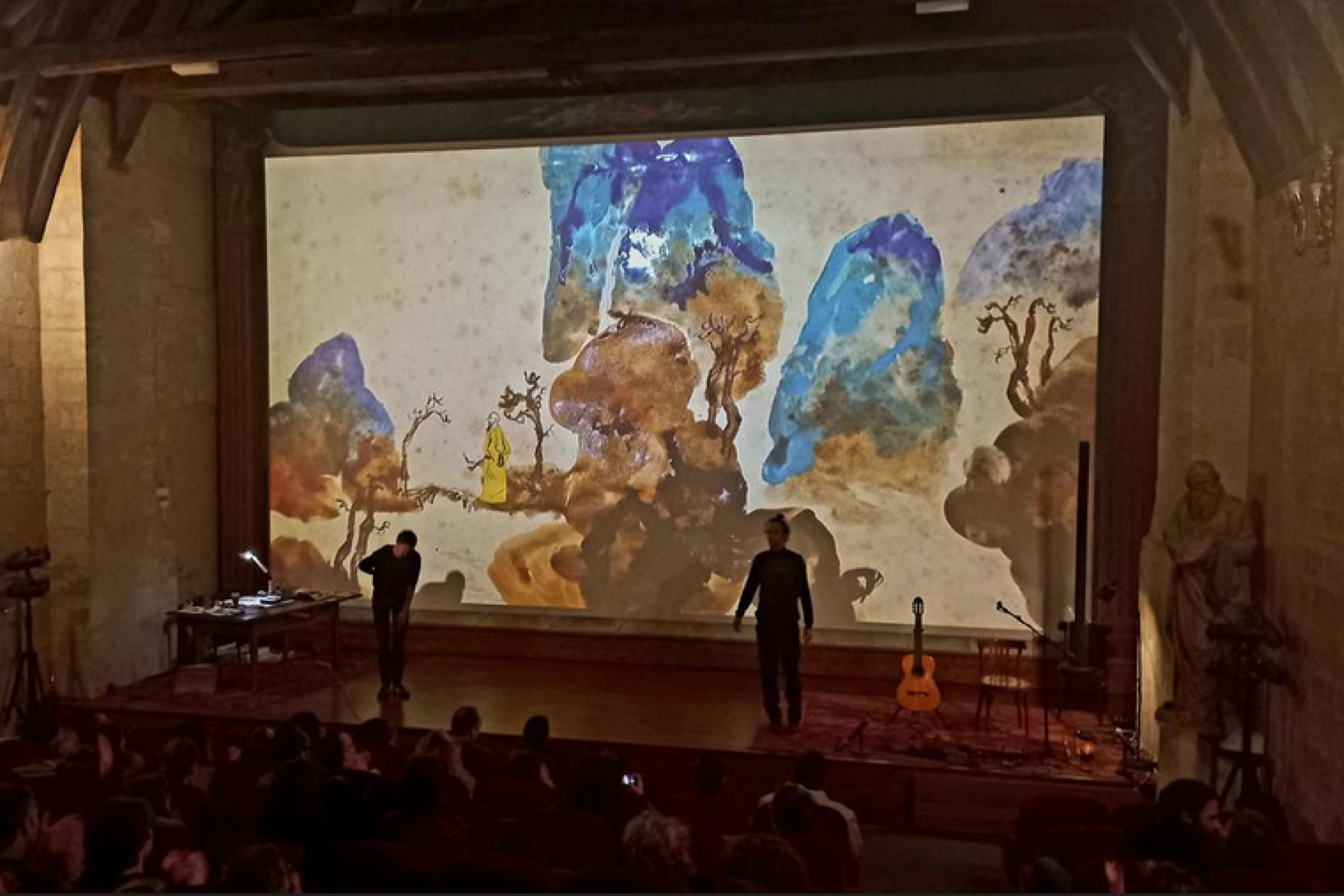 "Guillaume réalise sous nos yeux des fresques au crayon ou à l’encre, en noir et blanc oucouleur, usant de collages rappelant les techniques et l’esthétique de ses créations. Lecombat contre la destruction de la nature, l’exil, le rêve d’émancipation sont autant dethèmes planant sur l’oeuvre de l'auteur. Antoine Trouillard joue de sa voix chaude etd’une multitude d’instruments (guitare, Rubab afghan, flûtes diverses - hulusi chinois,bansuri indienne, quena andine), livrant des compositions profondes et percutantes."- Gabriel Blaise, 14 mars 2023, Sud Ouest