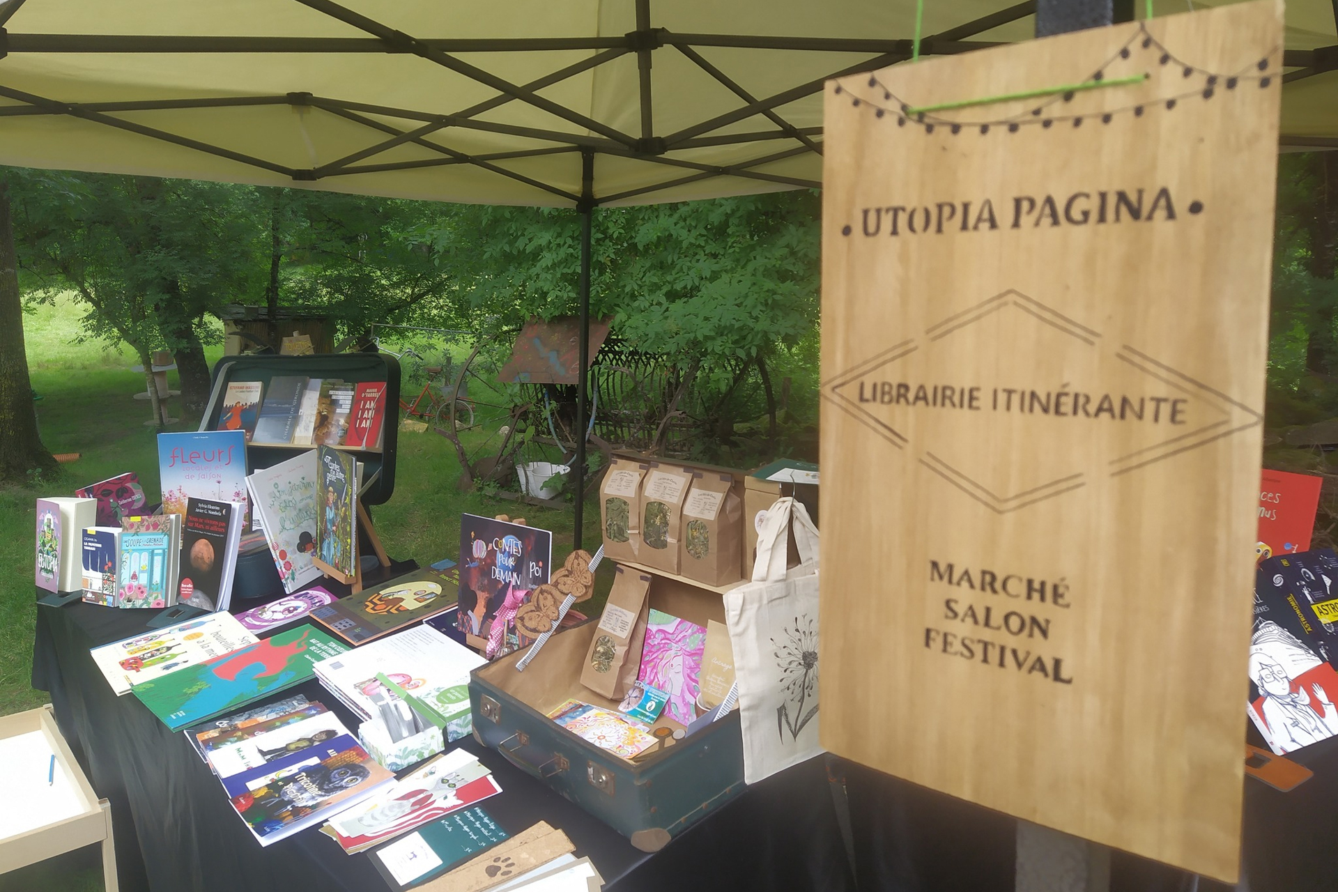 Utopia Pagina est une librairie itinérante qui parcourt festivals, marchés et événements culturels en Dordogne et en Nouvelle-Aquitaine, proposant une sélection soignée de livres neufs et d’occasion pour tous les âges. Elle met en avant des ouvrages variés autour de l’art, de l’environnement, des sciences, de la société et de la découverte, créant des rencontres littéraires vivantes et accessibles en dehors des murs d’une librairie traditionnelle.
