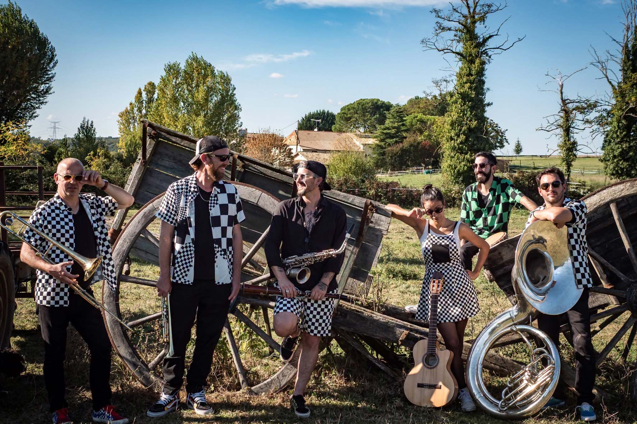 Ces 6 musicien·ne·s Aquitain·e·s n'ont plus rien à prouver!! Ils font carrière chacun de leur côté, en solo ou en groupe... mais surtout tous amis dans la vie, ils décident de former "la fanfare le G.Y.B.B". Ce collectif vous fera danser sur leur répertoire voué à la musique balkan aux influences flamenco et jazz. (répertoire dansant uniquement sur les grands standards balkan réarrangés par Valentin Foulon)