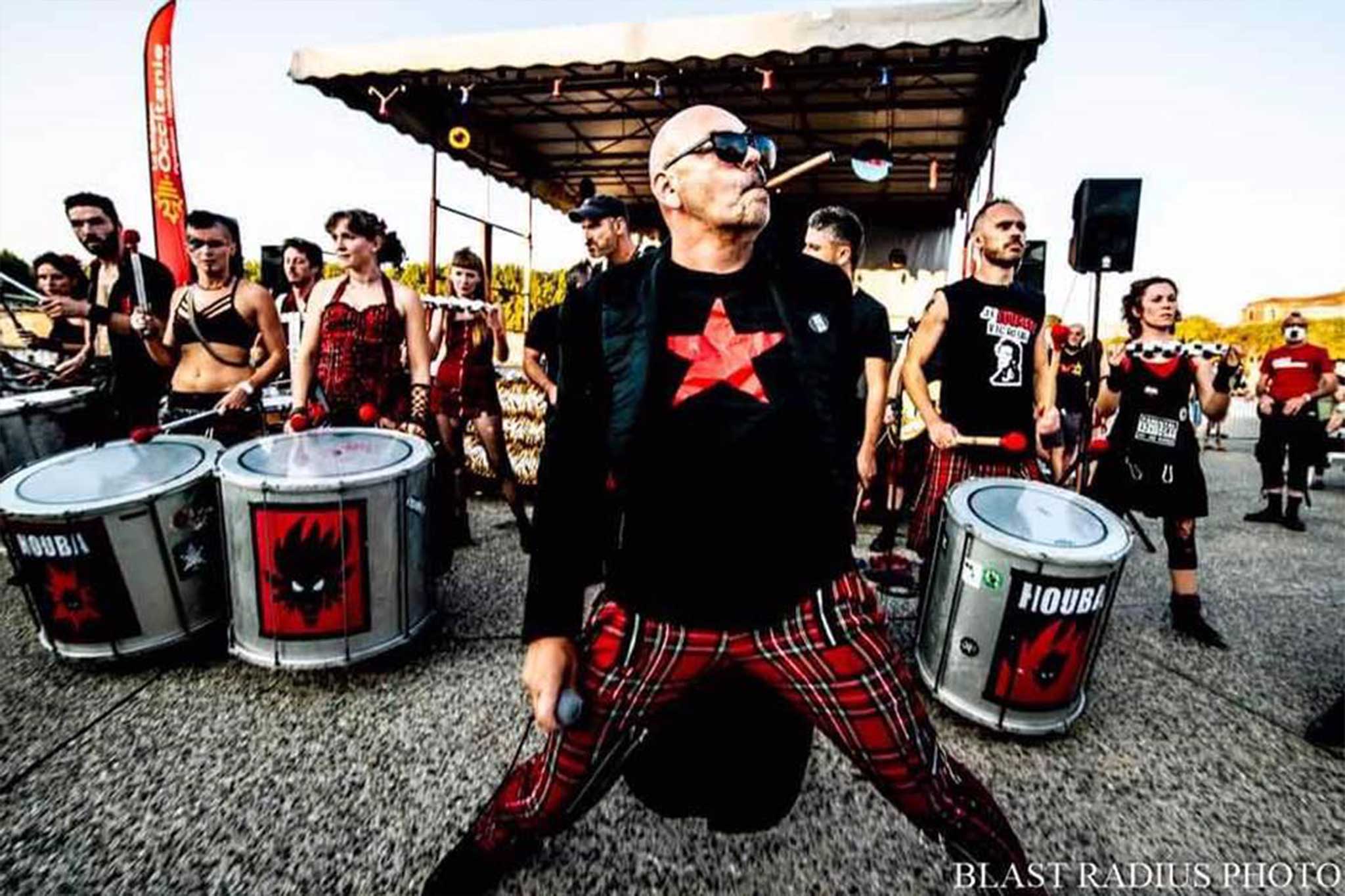 Houba Rock’n’Drums est une batucada punk; unique en Europe, réputée pour ses performances énergiques mêlant transe, danse et rock, avec beaucoup d’autodérision. -Plus de 600 concerts au comptoir en France et à l’étranger, ce groupe de 15 musiciens a su se forger une réputation dans le monde des percussions de rue.