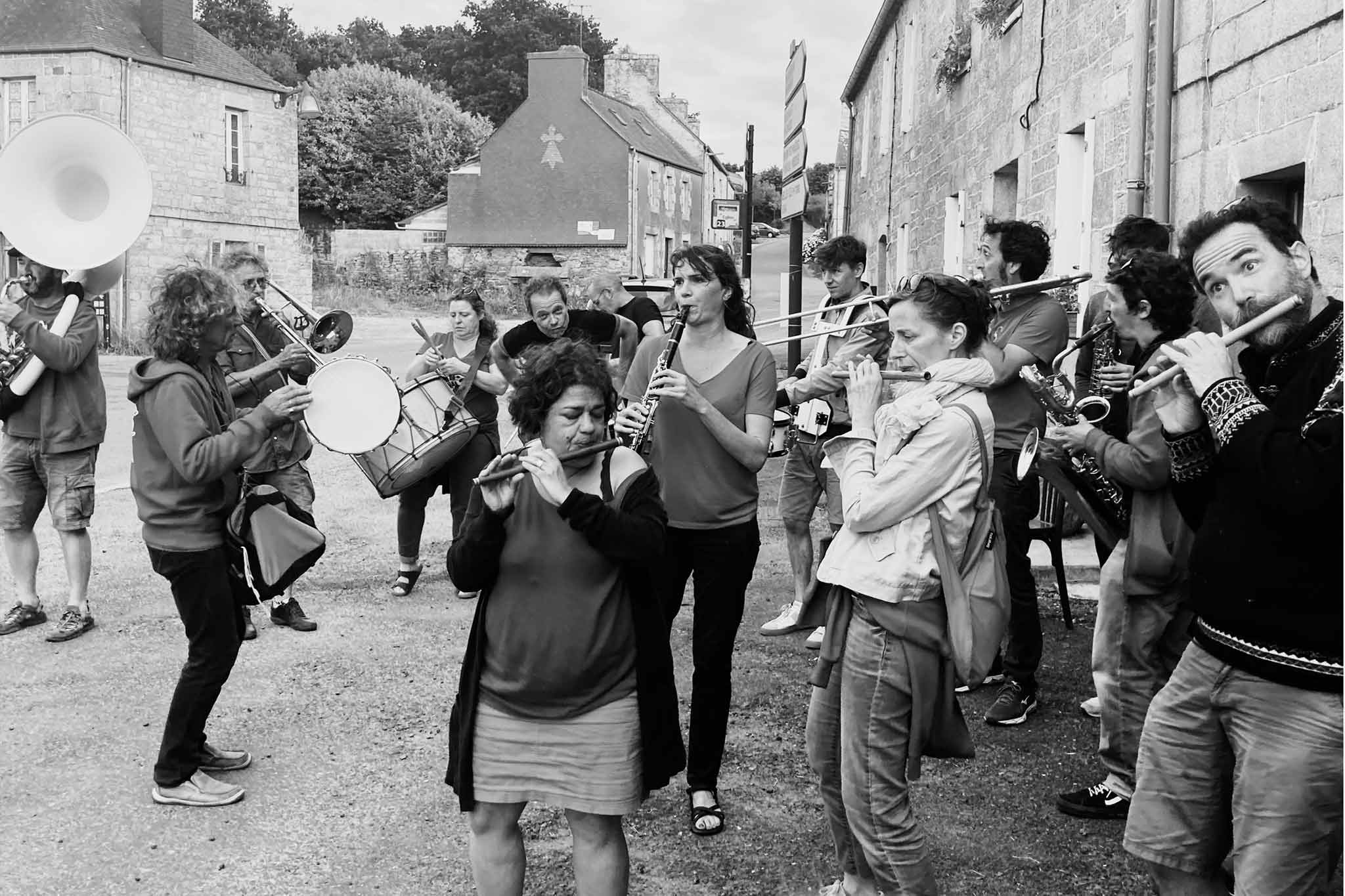 [Ripataoulère Swing] Les Sous-Fifres de Saint-Pierre : quarante ans de souffle et toujours la même énergie festive ! Première Ripataoulère swing du Sud-Ouest, ils mêlent fifres, tambours, cuivres et bois pour transformer la tradition en fanfare joyeuse et dansante. Entre musiques revisitées et créations originales, leur swing rural et débridé respire la fête et la convivialité.