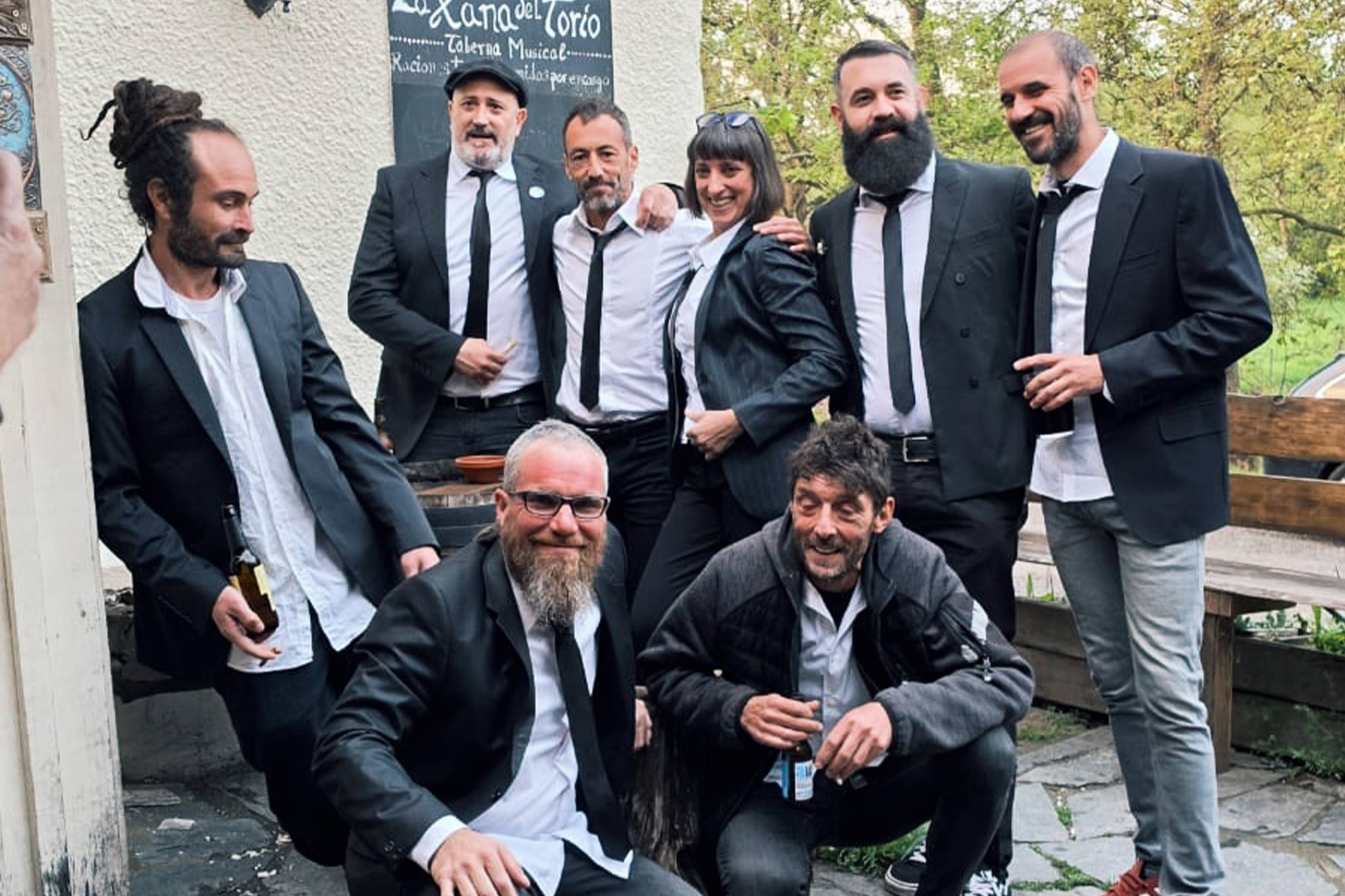 [Fanfarria, Espagne] Los Ciclones del Becerril, ce sont les cousin·es espagnol·es, dont on ne peut plus se séparer, depuis qu'on les a rencontré·es en 2010 ! Cette année, on a une raison supplémenatire de célébrer leur venue au Pressoir, car ils viennent fêter avec nous la sortie de leur 1er album : Ciclogénesis Demencial !
