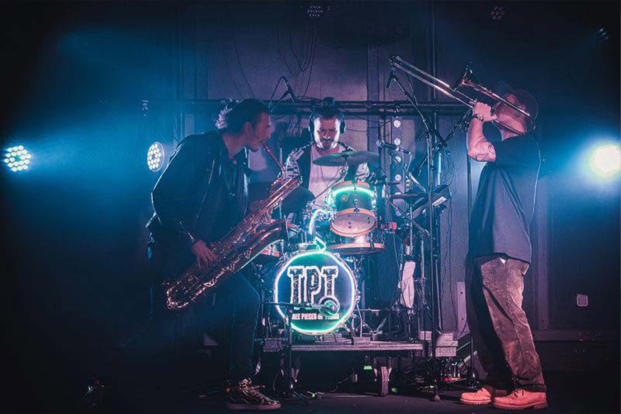 TPT (Three Pieces of Trash) c’est une formation atypique, « unique ? », singulière et décalée, composée de trois types : une Drum, un Sax baryton et un Trombone alto. En résumé, une musique douce pour tes oreilles grâce à des mélodies virevoltées et voluptueuses, portée par les vibrations bruts du caisson pour tes limites sensorielles.