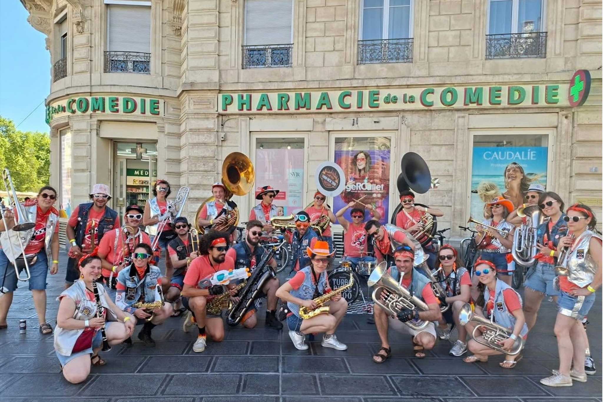 Une bande de musicien·nes passionné·es, de l’énergie à revendre et un répertoire fait pour faire vibrer les rues, les événements et les soirées. Avec leur esprit décalé et leur bonne humeur communicative, les Turbo Dièse 2000 mettent le feu partout où ils passent.